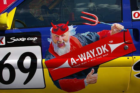 Djævlen fra Tour de France er i dette års Tour dansk sponseret af A-Way som også er en af sponsorerne på den lille Saxo Cup racer.
